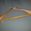 HANGER WOODEN WITH SQUARE BAR WITH BROWN RUBB